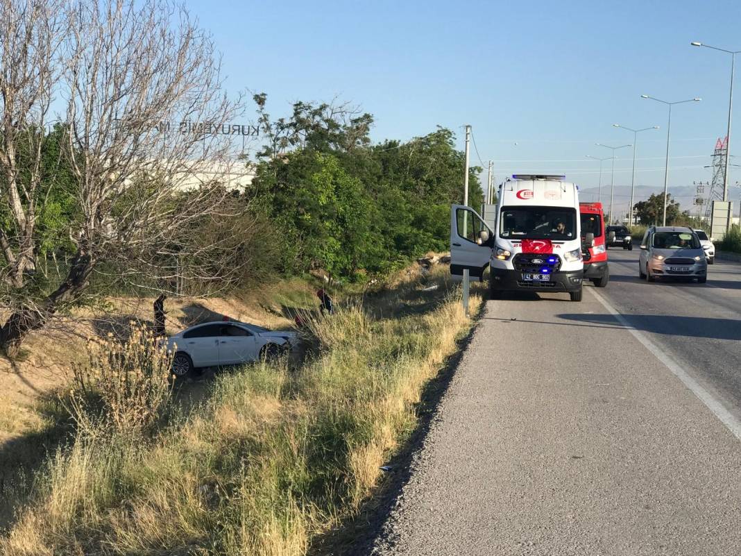 Konya'da refüje çarpan otomobil şarampole yuvarlandı! 1'i bebek 3 yaralı 2